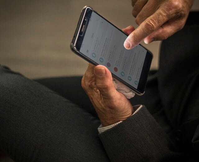 スマホで検索する男性